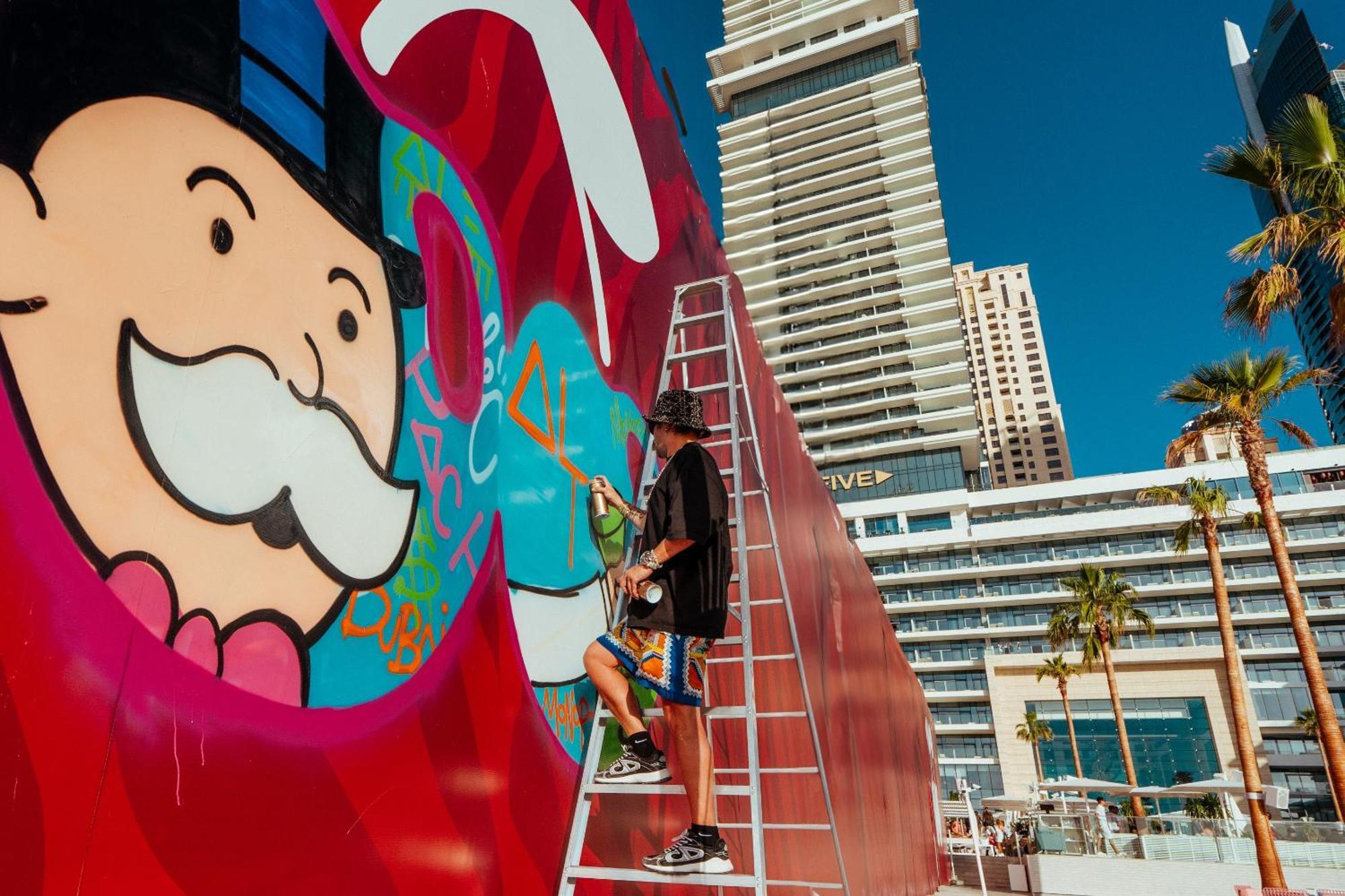 ホテル Five Luxe ドバイ エクステリア 写真 Artist working on a mural at the MGM Grand