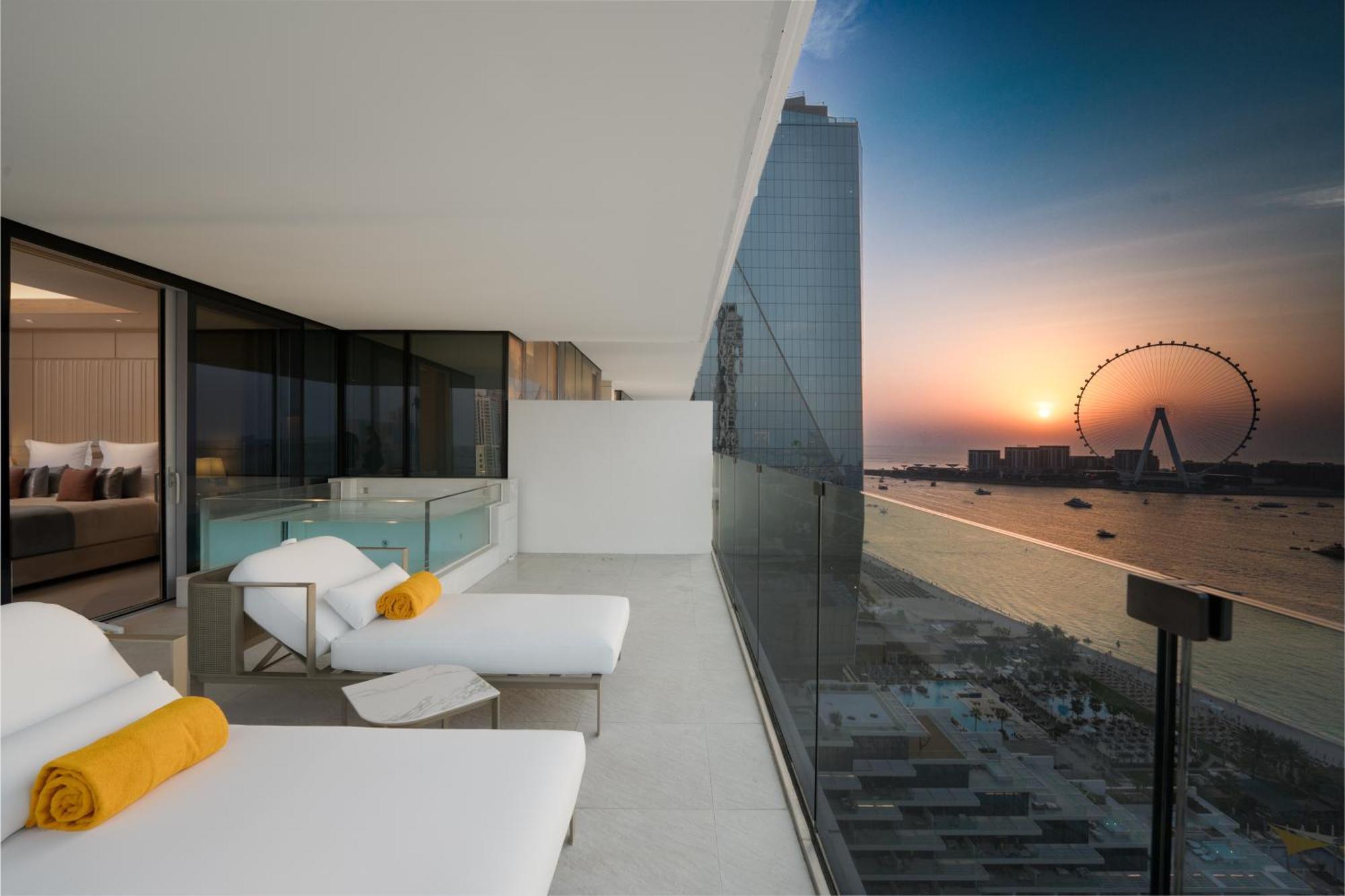 ホテル Five Luxe ドバイ エクステリア 写真 View of the Dubai Eye from the hotel