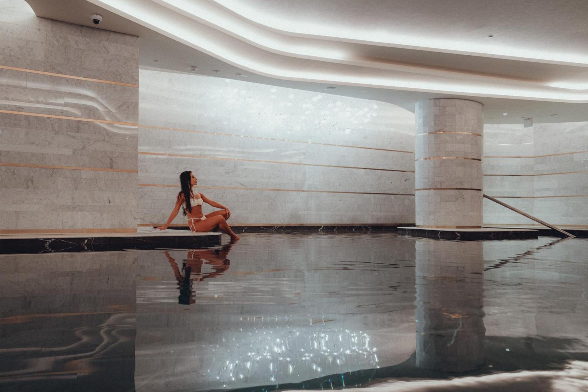 ホテル Five Luxe ドバイ エクステリア 写真 The pool at the spa