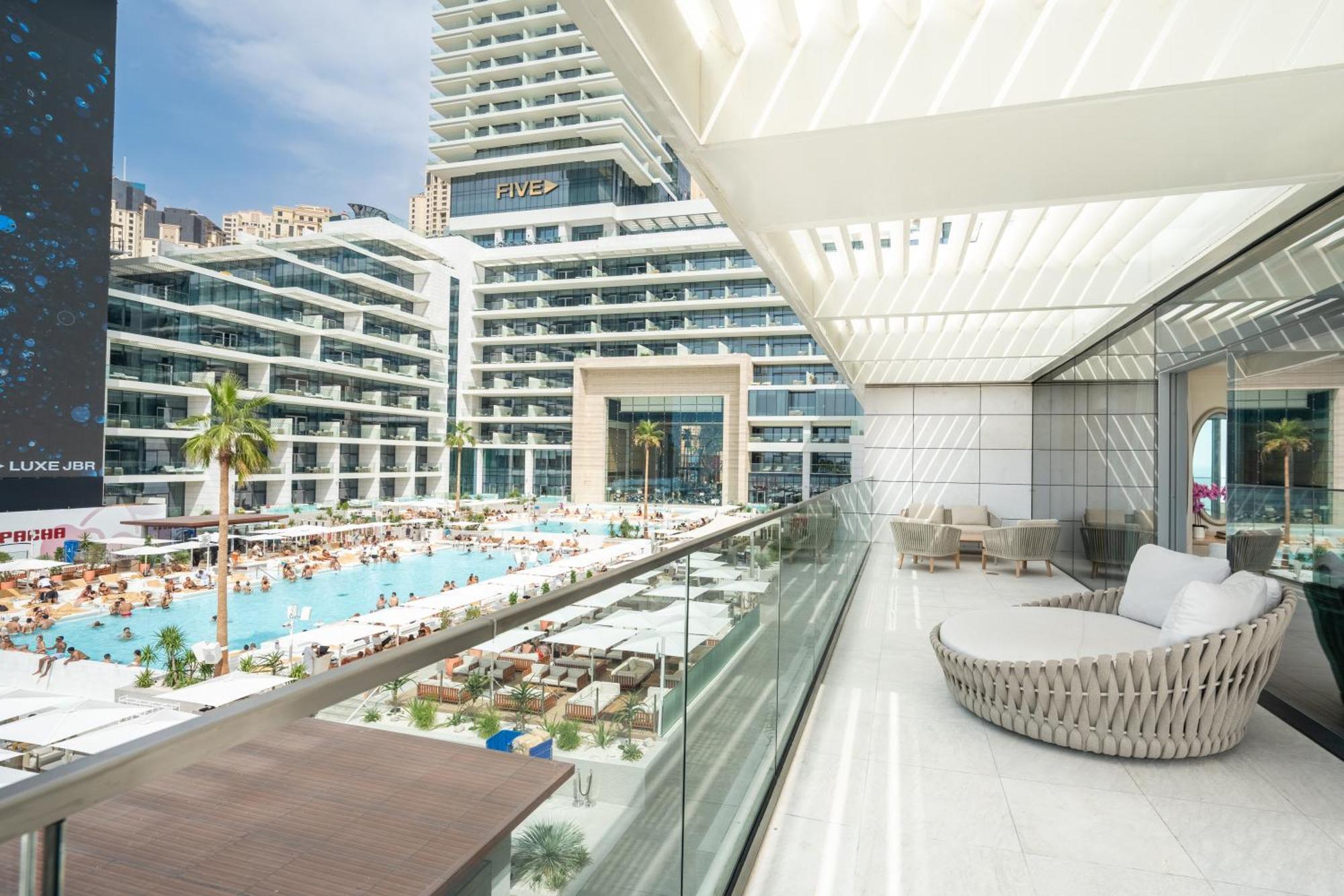 ホテル Five Luxe ドバイ エクステリア 写真 The pool at the Hilton Athens