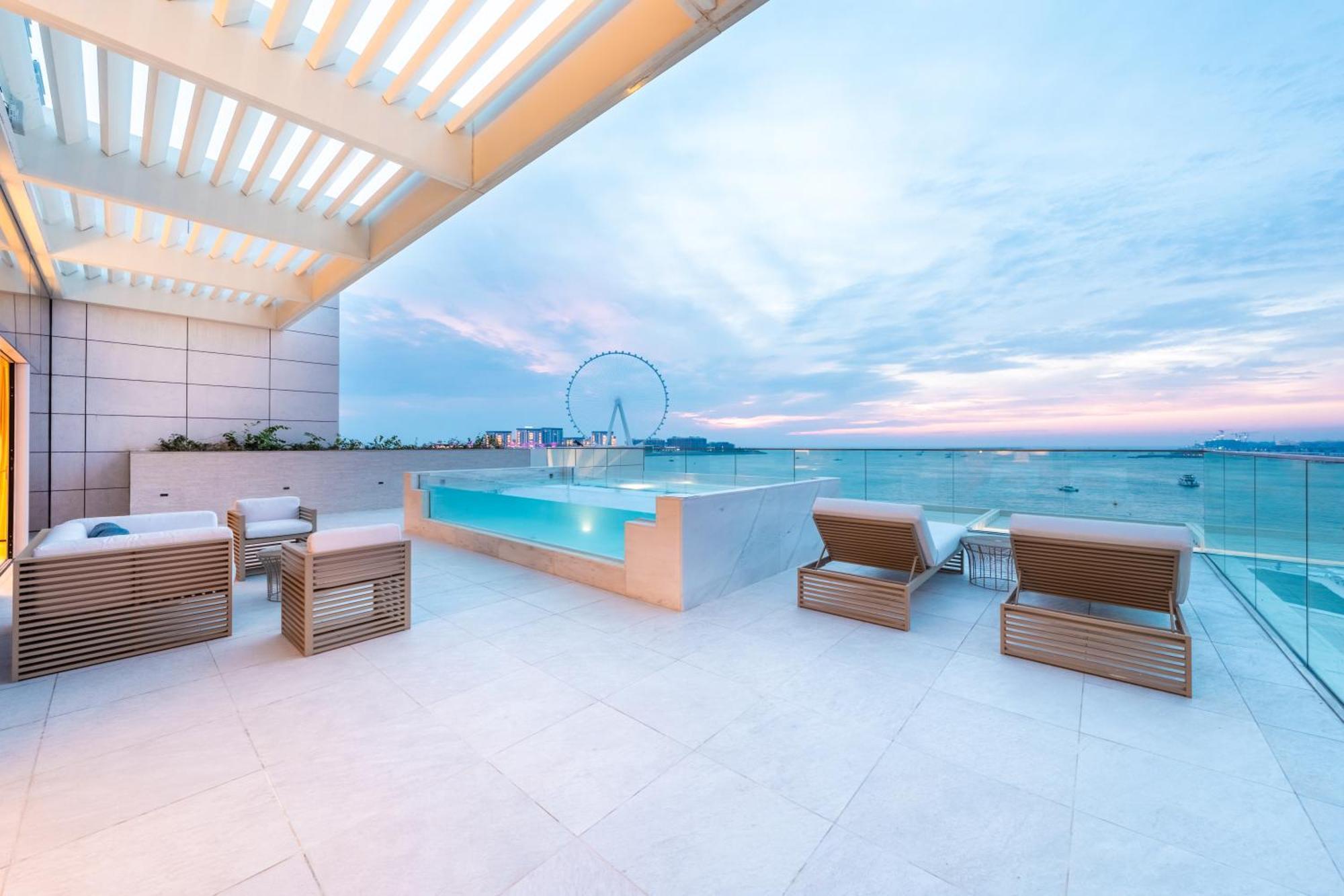 ホテル Five Luxe ドバイ エクステリア 写真 The rooftop pool at the hotel