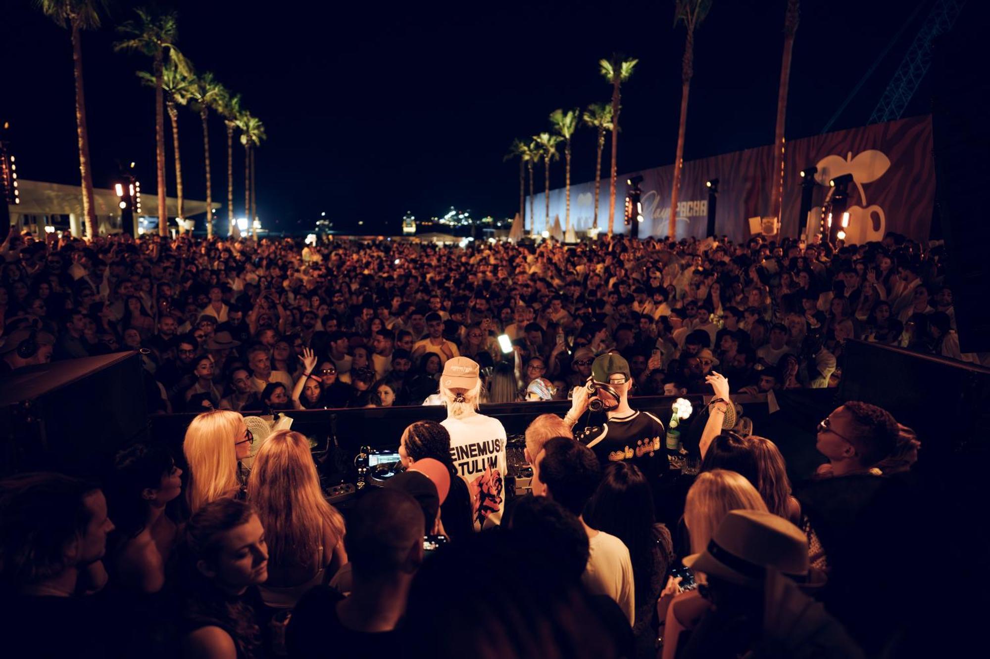 ホテル Five Luxe ドバイ エクステリア 写真 The crowd at the 2014 edition of the festival