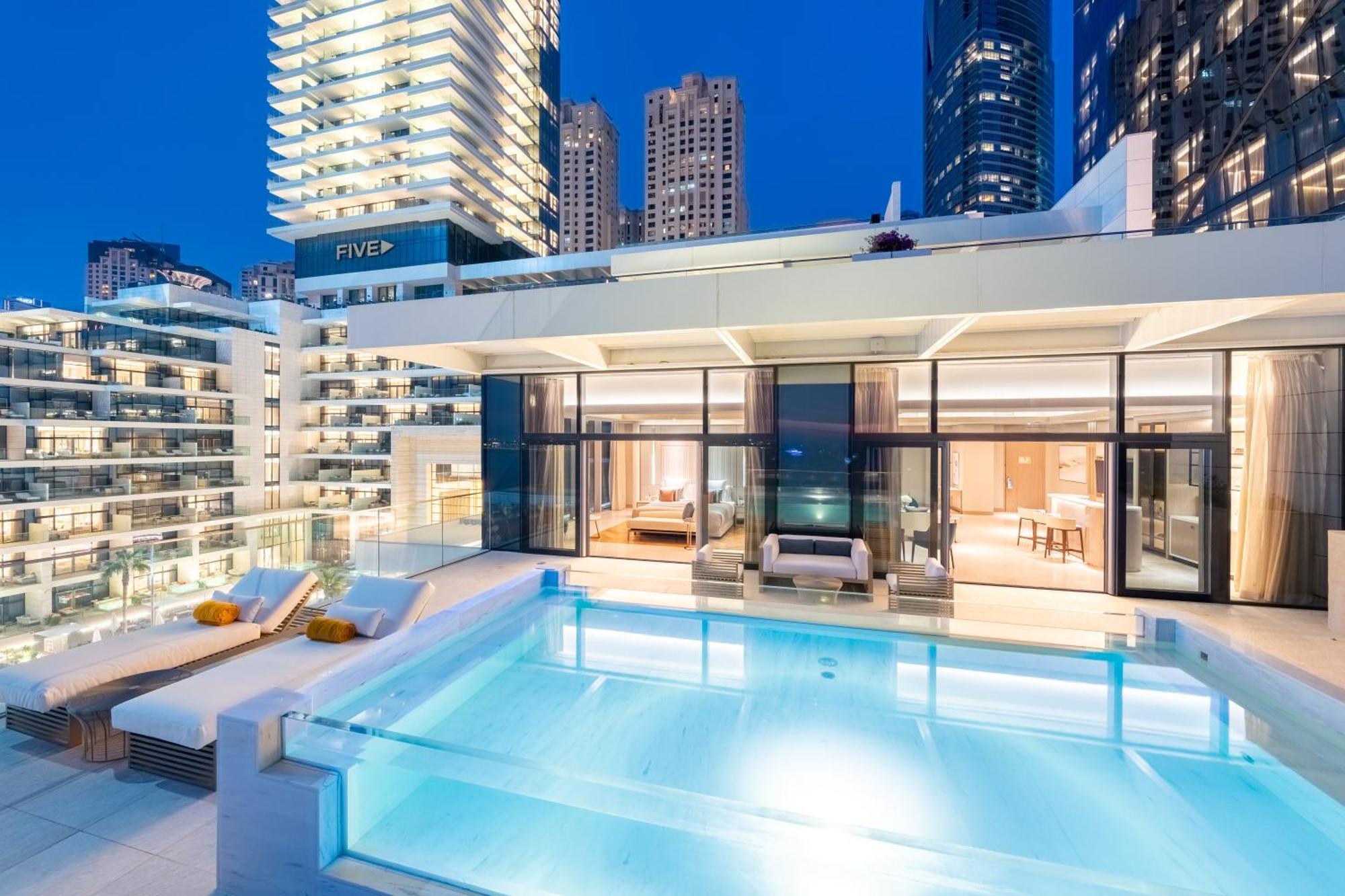 ホテル Five Luxe ドバイ エクステリア 写真 The swimming pool at the hotel
