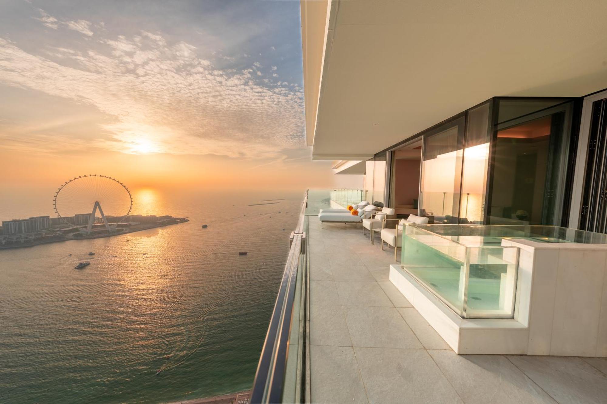 ホテル Five Luxe ドバイ エクステリア 写真 View of the Dubai Marina from the balcony of a Jumeirah at the Beach apartment