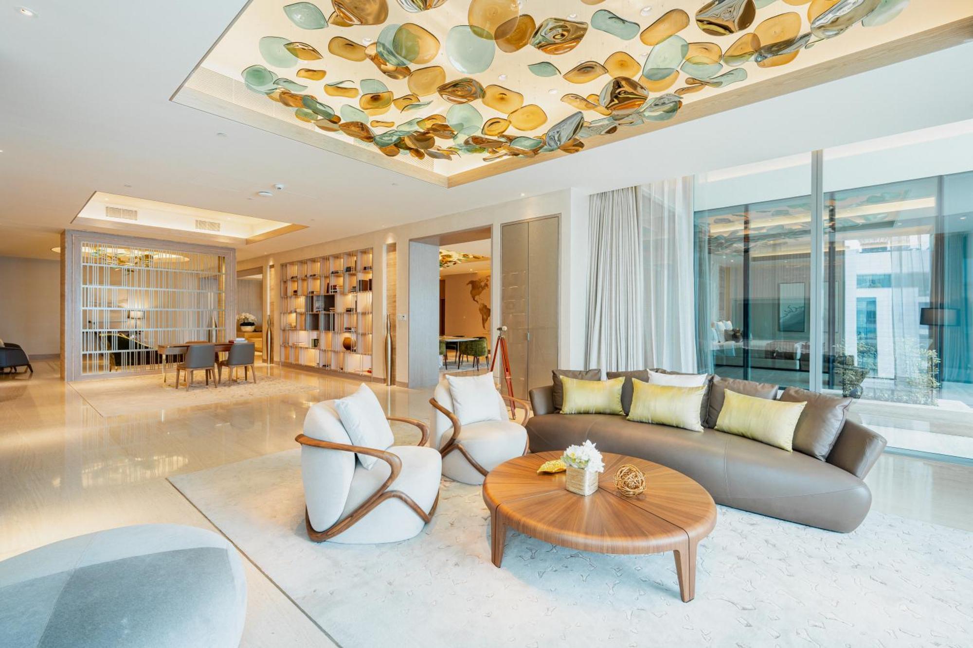 ホテル Five Luxe ドバイ エクステリア 写真 The living room of a three-bedroom penthouse