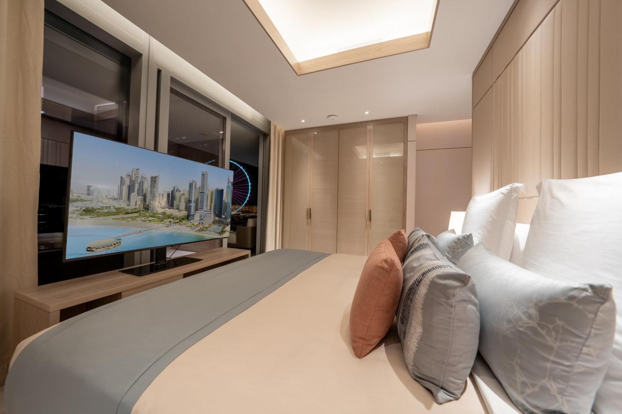 ホテル Five Luxe ドバイ エクステリア 写真 A bedroom in the Ritz-Carlton, DIFC