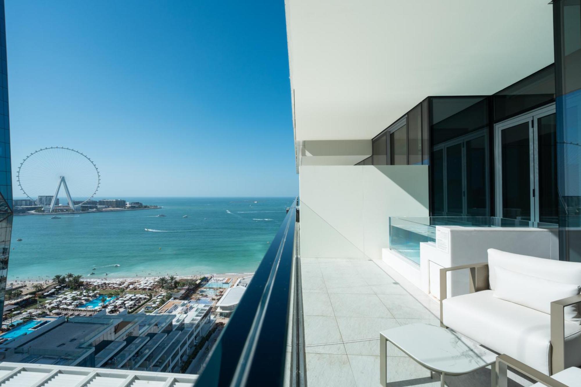 ホテル Five Luxe ドバイ エクステリア 写真 View of the Palm Jumeirah from the balcony of a 2BR