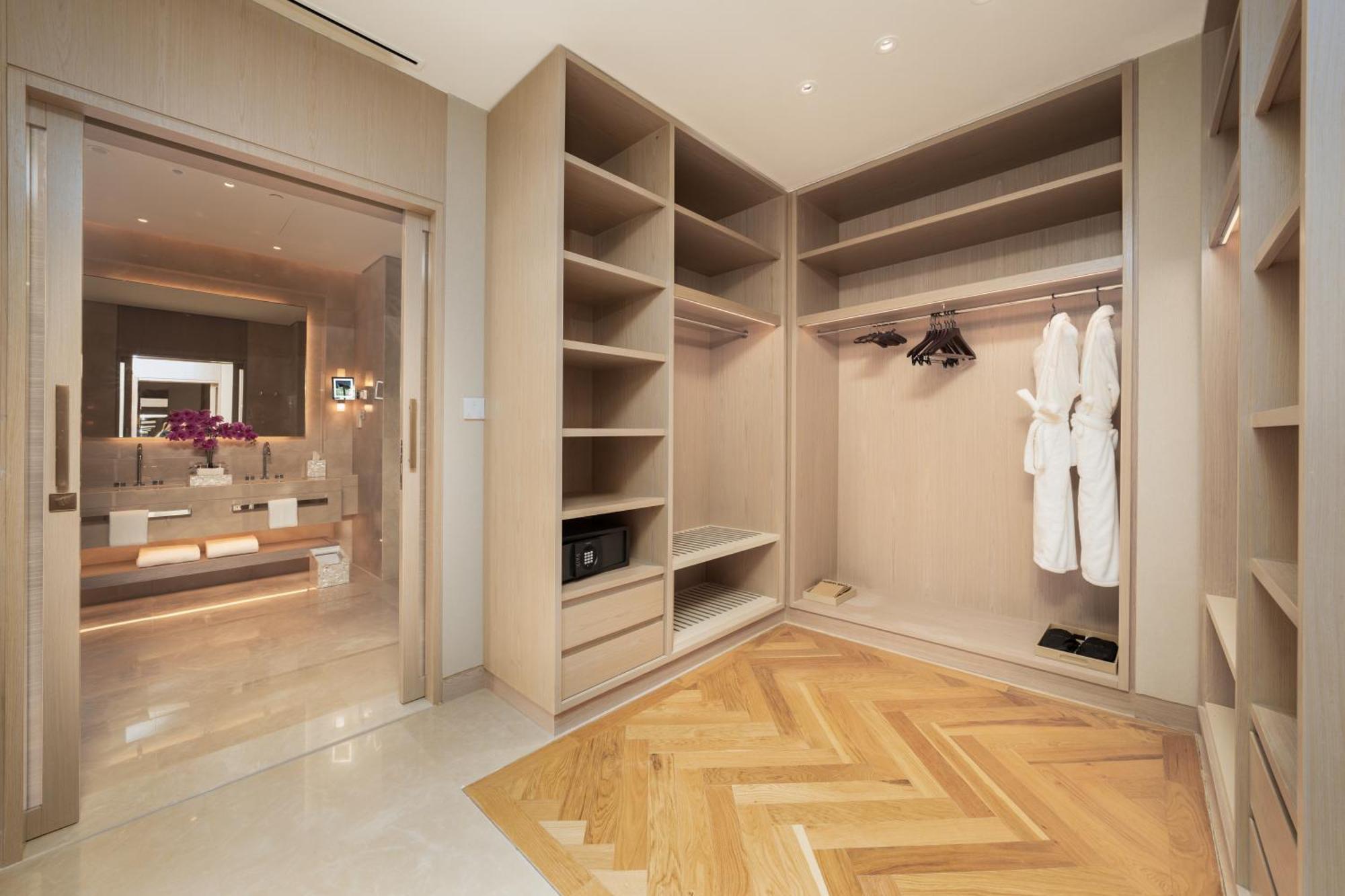 ホテル Five Luxe ドバイ エクステリア 写真 A walk-in closet